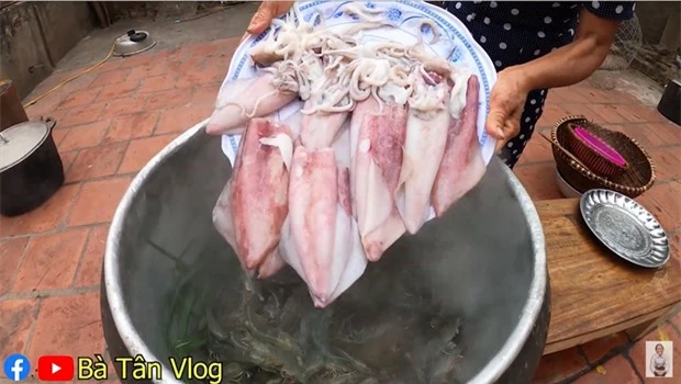 Bà Tân Vlog lại khiến dân mạng hoang mang khi sáng chế ra món ăn mới: Cơm hải sản = cơm trắng + đặt hải sản lên trên - Ảnh 5.