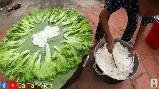 Bà Tân Vlog lại khiến dân mạng hoang mang khi sáng chế ra món ăn mới: Cơm hải sản = cơm trắng + đặt hải sản lên trên - Ảnh 6.