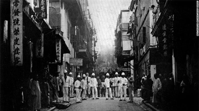 Các thanh tra dịch hạch trên một con phố của Hong Kong vào khoảng năm 1890.