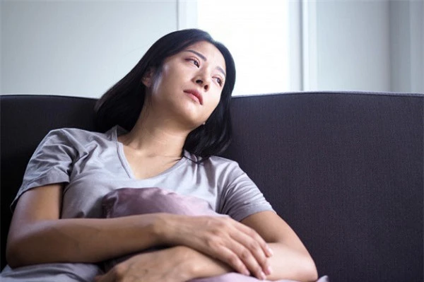 Nghe tiếng thở hổn hển dưới gầm giường, tôi lật tung giường lên thì lạnh gáy khi thấy hai đôi mắt đang nhìn mình chằm chằm - Ảnh 2. Nghe tiếng thở hổn hển dưới gầm giường, tôi lật tung giường lên thì lạnh gáy khi thấy hai đôi mắt đang nhìn mình chằm chằm - Ảnh 2.