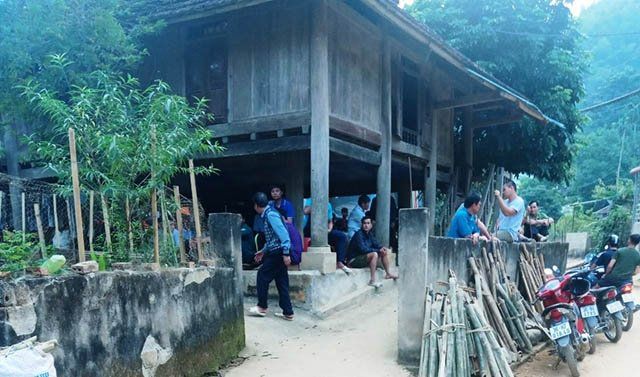 Chồng đưa vợ đã tử vong từ rẫy về với vết đạn xuyên vai 