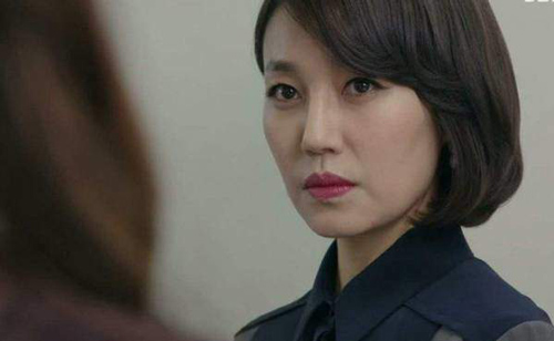 Mẹ chồng dè bỉu quà quê của thông gia, con dâu đáp 1 lời khiến bà tím mặt