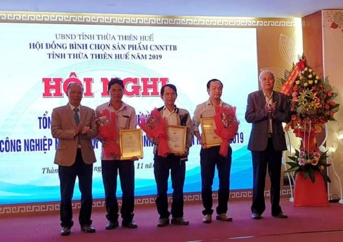 Trao giấy chứng nhận Sản phẩm công nghiệp nông thôn tiêu biểu tỉnh Thừa Thiên Huế năm 2019 cho các doanh nghiệp