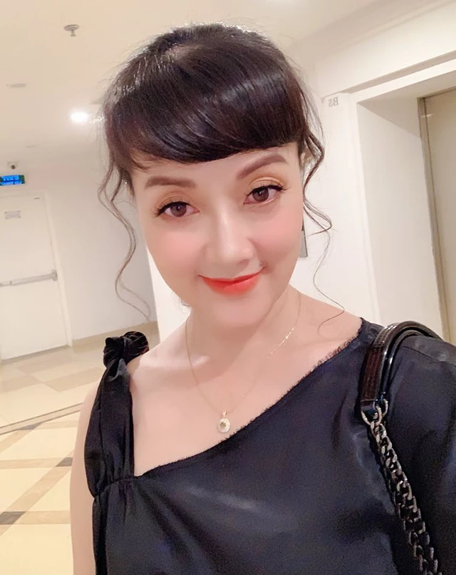 Khác với hình ảnh vui vẻ thường thấy, Vân Dung tự nhận mình là bà mẹ nghiêm khắc. Khác với hình ảnh vui vẻ thường thấy, Vân Dung tự nhận mình là bà mẹ nghiêm khắc.