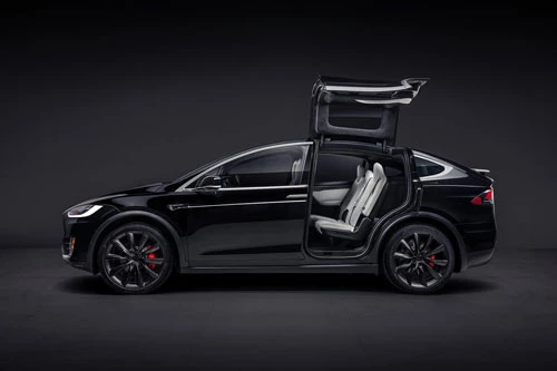 10. Tesla Model X (vận tốc tối đa: 250 km/h).