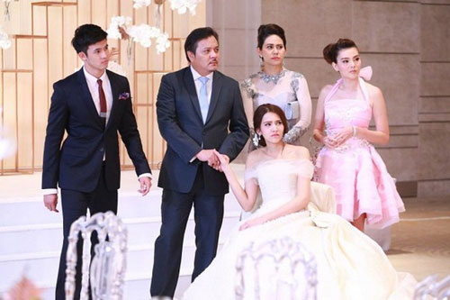 Khinh thông gia nghèo, rước dâu mẹ chồng chỉ muốn chui xuống đất cho đỡ nhục