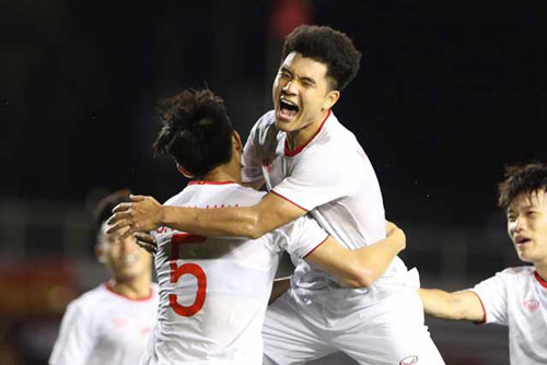 Đức Chinh tỏa sáng đúng lúc giúp U22 Việt Nam đặt 1 chân vào bán kết