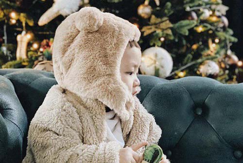 Á hậu Tú Anh lần đầu công khai ảnh cận mặt của con trai sau thời gian giữ kín