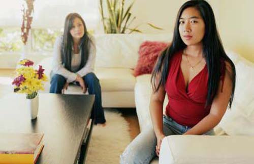 Phát khóc vì chồng bênh em gái mình chằm chặp