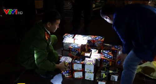 Phát hiện vụ vận chuyển pháo và gỗ lậu