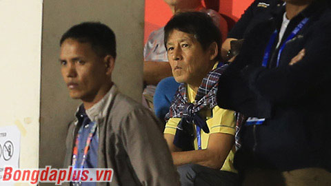 HLV Thái Lan nấp sau cột khán đài, bí mật xem U22 Việt Nam