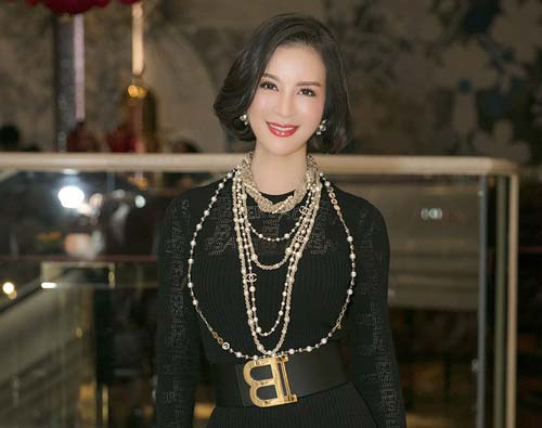 MC Thanh Mai mặc váy bó sát khoe đường cong quyến rũ ở tuổi 46