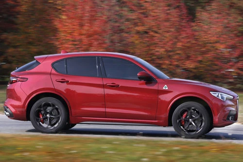 7. Alfa Romeo Stelvio Quadrifoglio (vận tốc tối đa: 283 km/h).