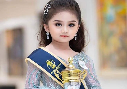 "Lịm tim" trước vẻ đáng yêu của bé 6 tuổi đăng quang Hoa hậu nhí Thái Lan 2019