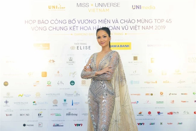 Hoa hậu H'Hen Niê mặc jumpsuit xuyên thấu: Sự chú ý của dân tình lại va ngay vào miếng lót ngực to lù lù - Ảnh 1.