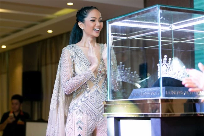 Hoa hậu H'Hen Niê mặc jumpsuit xuyên thấu: Sự chú ý của dân tình lại va ngay vào miếng lót ngực to lù lù - Ảnh 2.