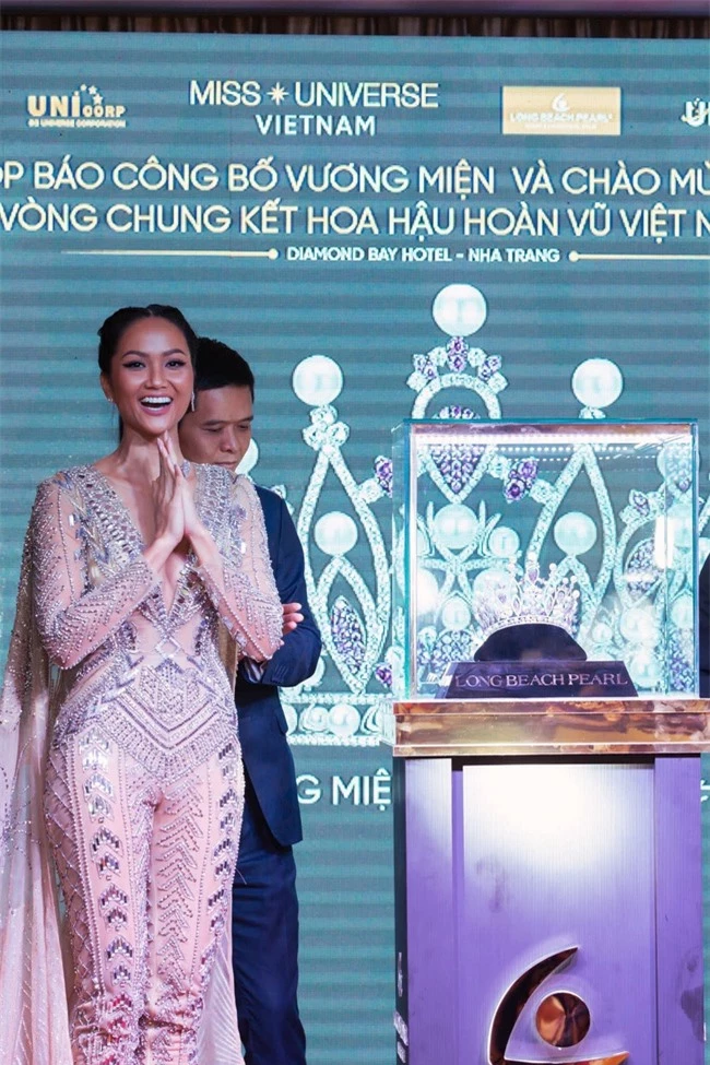 Hoa hậu H'Hen Niê mặc jumpsuit xuyên thấu: Sự chú ý của dân tình lại va ngay vào miếng lót ngực to lù lù - Ảnh 6.
