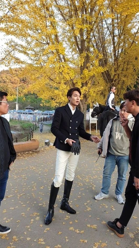 Lee Min Ho "gây bão" với tạo hình "bạch mã hoàng tử" trong phim mới - Ảnh 6