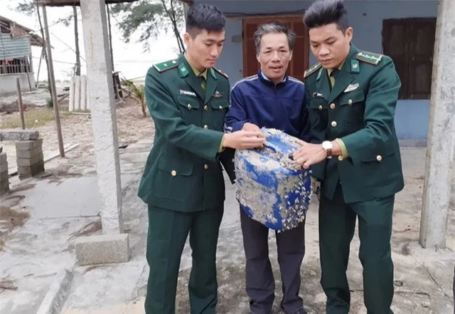 Thêm 21 gói nghi ma túy trôi dạt vào bờ biển Thừa Thiên Huế - 1