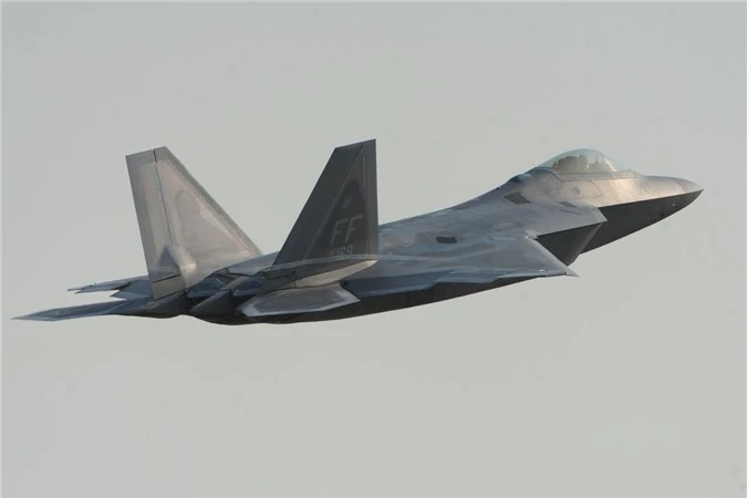 Tiem kich F-22 My tung ap sat F-4 Iran, duoi F-4 