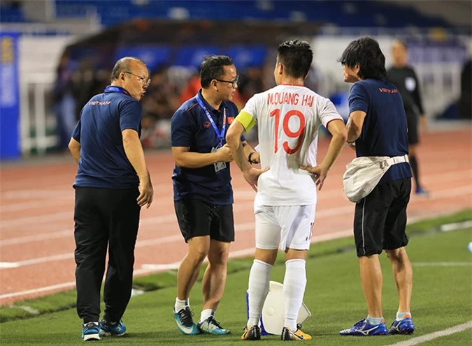 Quang Hải cũng phải rời sân sớm vì chấn thương ngay hiệp 1 - Ảnh: Đức Cường 