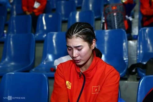 Hoàng Thị Cúc khóc nức nở sau trận chung kết (Ảnh: VnExpress)