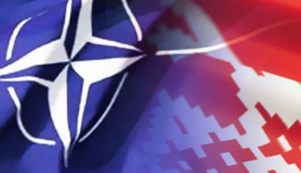 Trái ngược với thực tế là các lực lượng quan trọng của Liên minh Bắc Đại Tây Dương nằm cách biên giới Belarus chỉ vài chục km, người đứng đầu NATO Jens Stoltenberg gọi Belarus là đối tác chính của NATO trong 25 năm qua.
