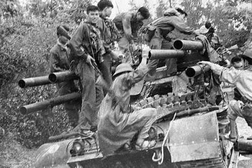 Trong chiến dịch Tết Mậu Thân năm 1968, quân giải phóng đã chiếm được một khẩu pháo tự hành chống tăng M50 Ontos. Đây là loại pháo tự hành chống tăng rất độc đáo, được Mỹ sử dụng với số lượng rất hạn chế trong chiến tranh Việt Nam. Nguồn ảnh: Pinterest.