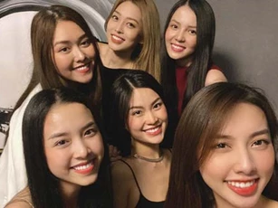 Hội bạn thân Vbiz tập hợp toàn những "nàng hậu" nhí nhố, đọ sắc bất phân thắng bại trong một khung ảnh
