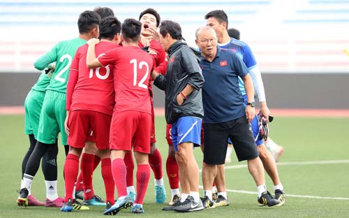 HLV Park và U22 Việt Nam họp đấu pháp trước trận gặp Singapore