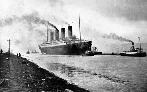 Tàu Titanic chìm trên đường từ Southampton (Anh) đến New York (Mỹ) sau khi đâm vào một tảng băng trôi đêm ngày 14, rạng sáng 15/4/1912.