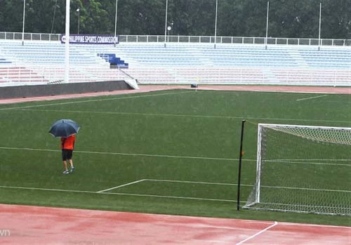 Trợ lý của HLV Park Hang-seo kiểm tra mặt sân Rizal Memorial.