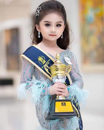 Hôm 26/11, Sina chia sẻ loạt ảnh của Baifern Freya - Hoa hậu nhí Thái Lan 2019. Tờ này nhận xét dù mới 6 tuổi nhưng cô bé đã có cách tạo dáng chuyên nghiệp không thua kém người lớn.