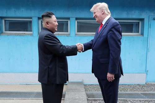 Cái bắt tay lịch sử của Tổng thống Donald Trump và Lãnh đạo Triều Tiên Kim Jong-un chứng minh "quyền lực mềm" của vị lãnh đạo cường quốc số một thế giới. Nguồn ảnh: BI.