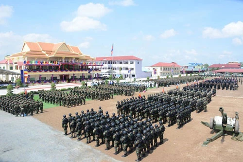 Hồi cuối tháng 10/2019, tại Thủ đô Phnom Penh, Lữ đoàn 70 (hay còn gọi là B-70) đã tiến hành cuộc duyệt binh quy mô kết hợp trưng bày vũ khí trang bị. Cuộc duyệt binh được cho là nhằm kỷ niệm ngày thành lập của lữ đoàn "VIP" nhất Quân đội Campuchia. Nguồn ảnh: bmpd