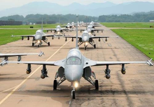 KAI TA-50: TA-50 là một phiên bản máy bay cường kích hạng nhẹ của dòng máy bay huấn luyện siêu thanh T-50 do hãng chế tạo Hàn Quốc Korea Aerospace Industries (KAI) phối hợp với tập đoàn Lockheed Martin phát triển. “Đại bàng vàng” của Hàn Quốc có khả năng chịu được khối lượng của các loại vũ khí lên tới 3.850 kg với tốc độ cao nhất là 1.852 km/h và quãng đường tối đa là 1.850 km.