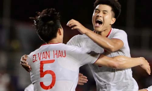 Văn Hậu là người kiến tạo cho Đức Chinh ghi bàn. Văn Hậu là người kiến tạo cho Đức Chinh ghi bàn.