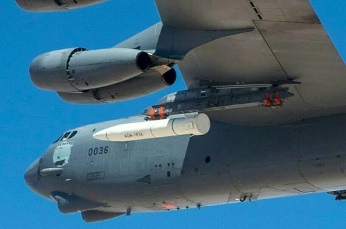 Tên lửa siêu thanh AGM-183A ARRW được gắn dưới cánh máy bay ném bom chiến lược B-52H. Ảnh: National Interest.