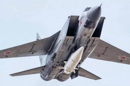 Tiêm kích MiG-31 mang tên lửa siêu thanh Kh-47M2 Kinzhal dưới bụng. Ảnh: TASS.