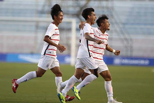 Các cầu thủ U22 Campuchia ăn mừng bàn thắng.