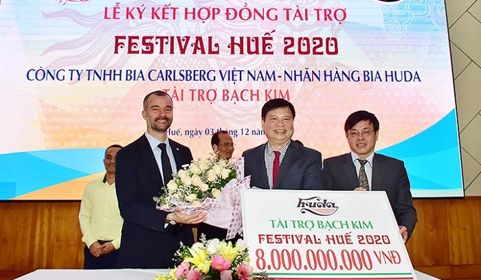 Phó Chủ tịch UBND tỉnh Thừa Thiên Huế Nguyễn Dung, Phó Trưởng ban Thường trực Ban tổ chức Festival Huế 2020 tặng hoa chúc mừng và cảm ơn nhà tài trợ