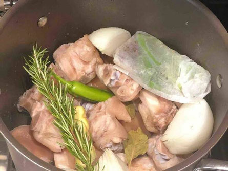 Để móng giò thơm, giòn sần sật, chỉ cần cho ngâm trong nước này 10 phút, bất ngờ sẽ đến