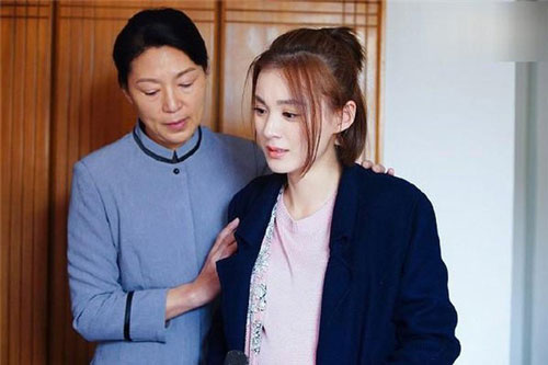 Con dâu vừa địu con vừa rửa bát, mẹ chồng nghiến răng làm điều lạ