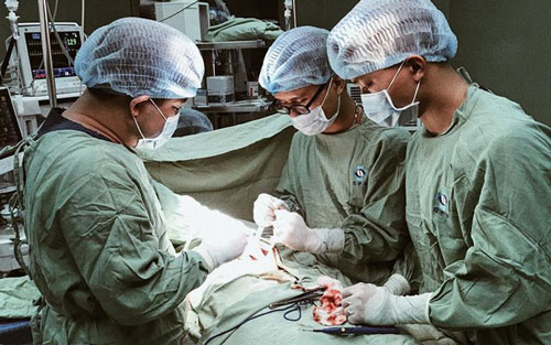 Bé gái vỡ dạ dày vì tay lái xe đạp đập vào thành bụng