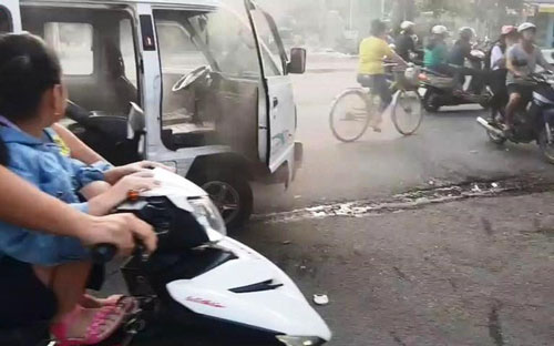 Xe đưa đón bất ngờ bốc khói mù mịt, học sinh hoảng sợ ​
