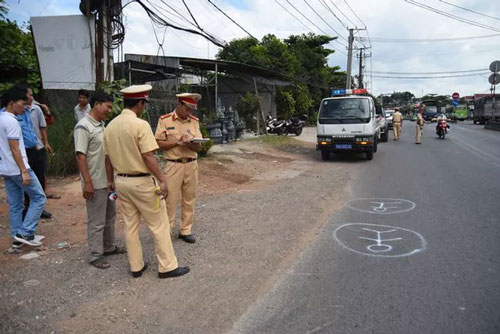 Vụ ô tô làm rơi 2 học sinh: Lái xe dùng bằng giả