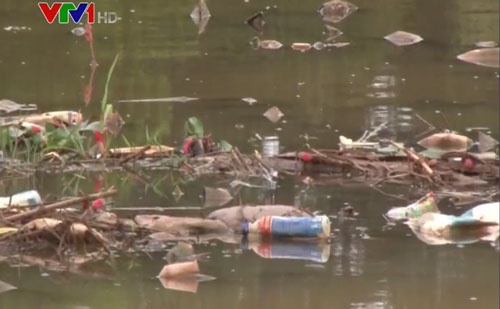 Kinh hãi hồ cấp nước sinh hoạt cho Đà Lạt ngập vỏ thuốc hóa học