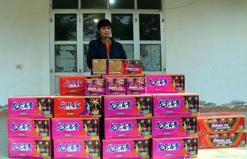 Vĩnh Phúc: Người phụ nữ đi buôn gần một tấn pháo nổ