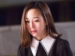 Đêm tân hôn, chồng xem điện thoại rồi tát tôi đau điếng