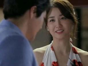Tôi lên xe hoa mà họ hàng chồng cũ mỉa mai "cho con có thêm bố, vui ha", chồng mới liền đáp trả khiến họ sượng sùng